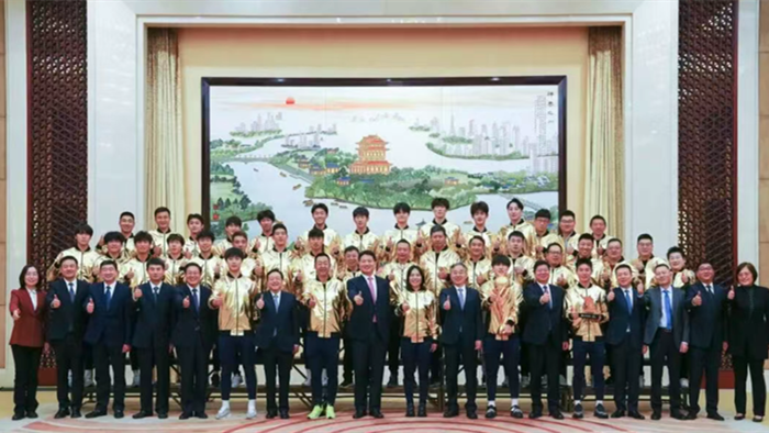 市四套班子領導接見泰州足球隊